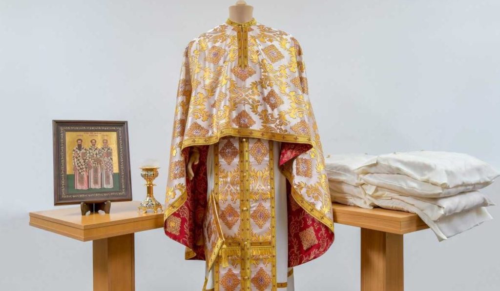 De Sfinţii Trei Ierarhi, Patriarhul oferă Paraclisului Facultăţii de Teologie din Bucureşti un set de veşminte