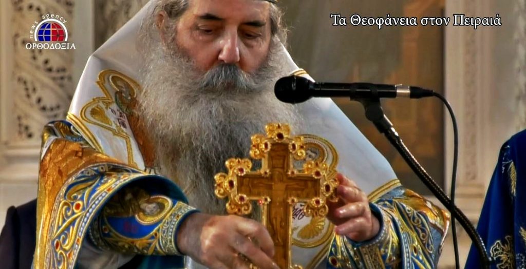 Λευκές περιστερές στα ύψη του Ναού της Αγίας Τριάδος (BINTEO)