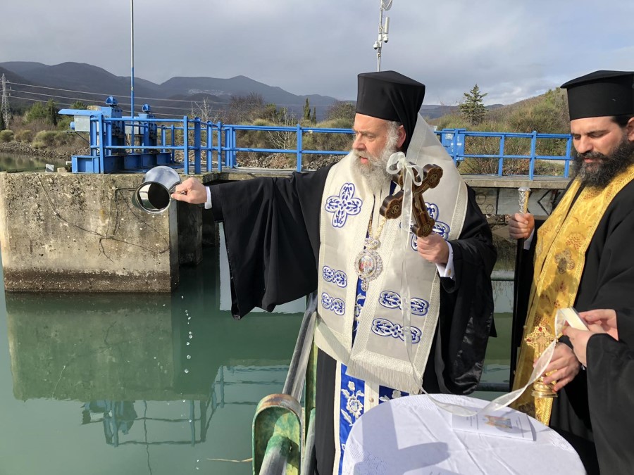 Υποκινούμενος από πατρική αγάπη άγιασε τα νερά της λίμνης