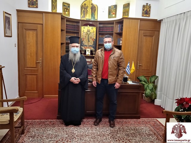 Επιμελητής Χειρουργικής πρόσφερε τρόφιμα στη Μητρόπολη