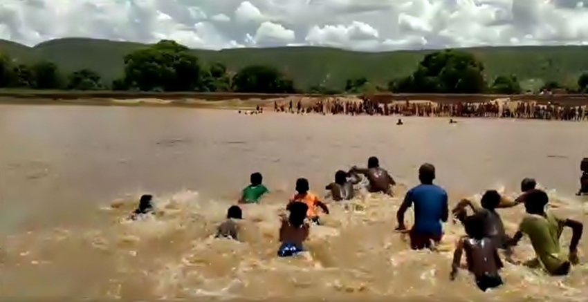 Η λαχτάρα για να πιάσουν τον Σταυρό στη Μαδαγασκάρη