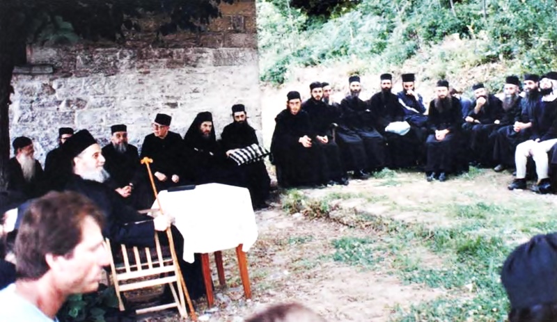 Ο Γέροντας Αιμιλιανός μιλώντας σε προσκυνητές