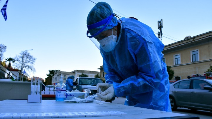 599 κρούσματα, 328 διασωληνωμένοι, 33 θάνατοι