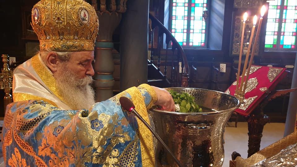 Ο Μητροπολίτης Ύδρας ετέλεσε τον Μ. Αγιασμό (ΦΩΤΟ)