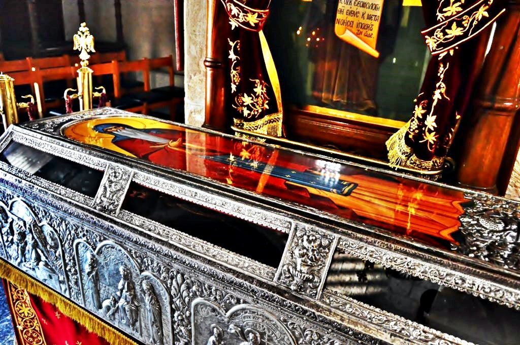 ΚΥΠΡΟΣ: Προσκύνησαν και φέτος το ιερό σκήνωμα τού προστάτη τους Αγίου Νεοφύτου του Εγκλείστου