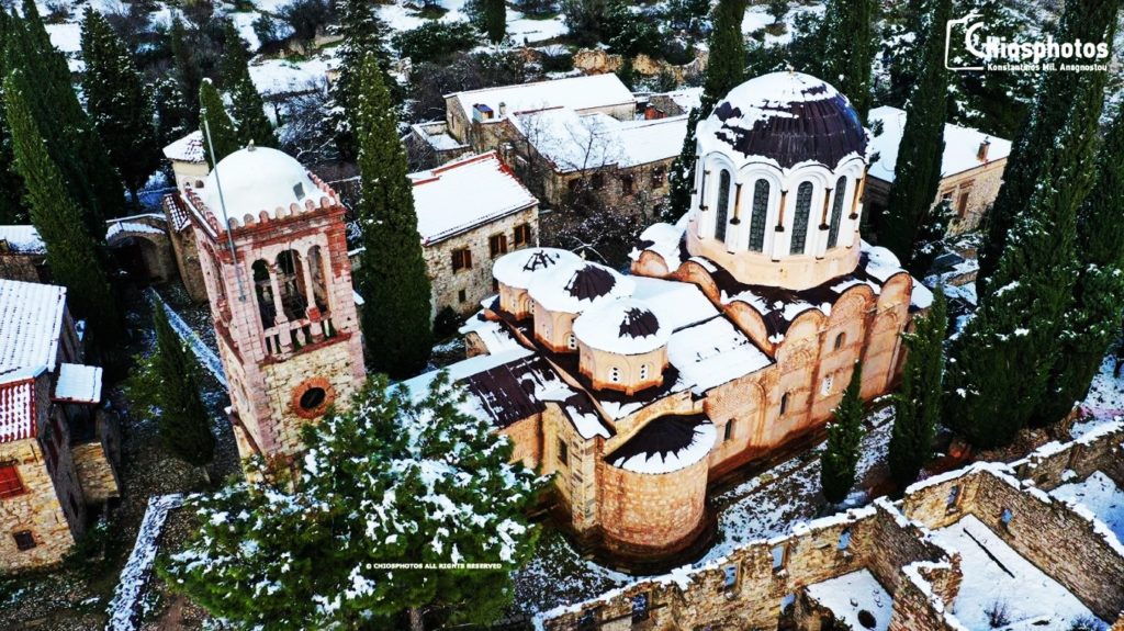 Εντυπωσιακές εικόνες από τη χιονισμένη Νέα Μονή (Βίντεο Drone)