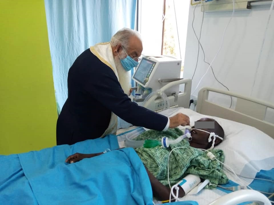 Βρέθηκε στο πλευρό ενός πιστού στο Νοσοκομείο