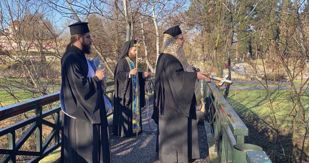 Ο Μητροπολίτης Λαρίσης ευλόγησε τα ύδατα του Πηνειού