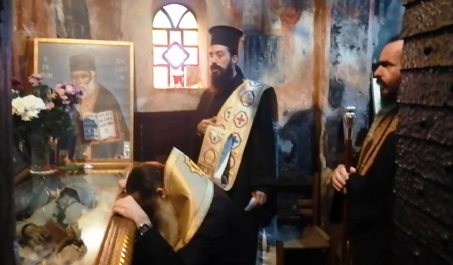 Ο Μητροπολίτης γονατιστός στο ιερό σκήνωμα του Γέροντα Βησσαρίωνα