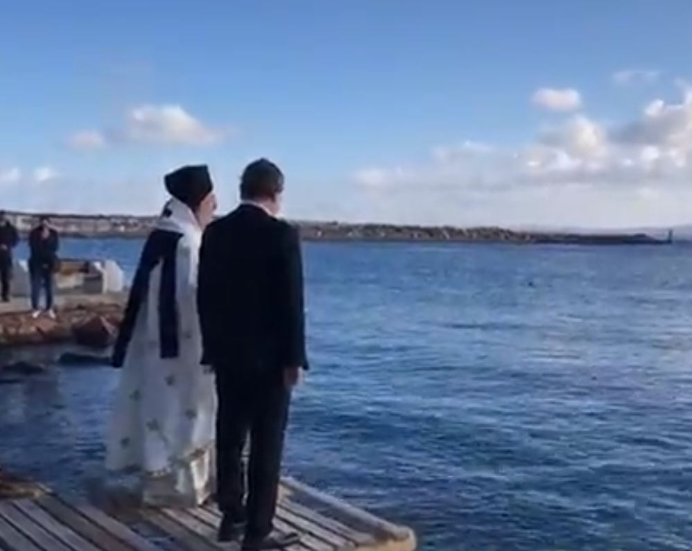 Αγιάζοντας τα νερά στην Τένεδο (βίντεο)