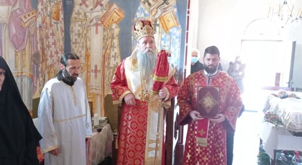 Владика Јоаникије у Барама Радовића служио заупокојену Литургију са опијелом Вучици Ћировом Радовићу