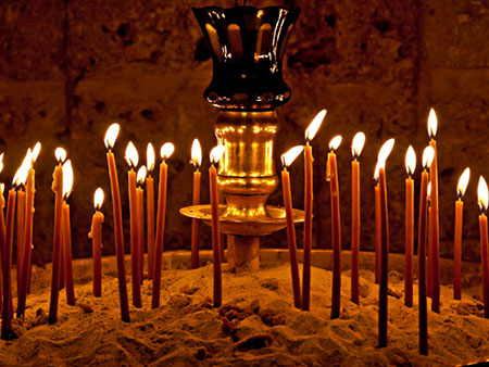 Σαν το κερί ν’ ανάβει και να φωτίζει όλους τους λογισμούς