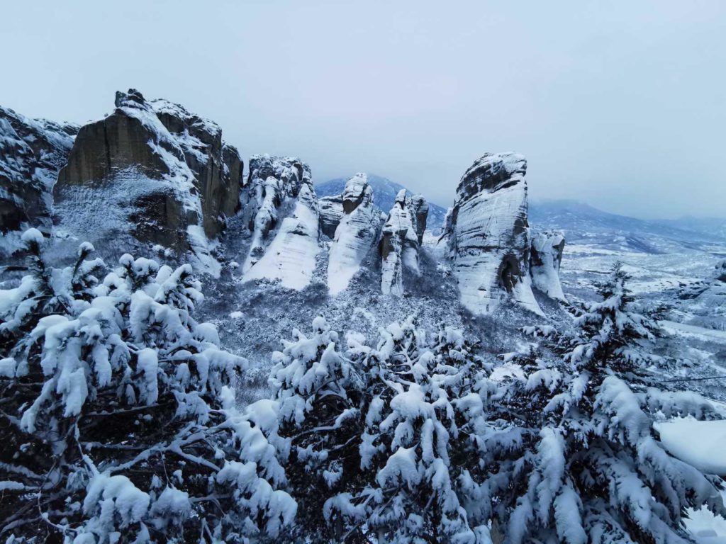 Ευλογία από τα χιονισμένα Μετέωρα και την Ιερά Μονή Ρουσάνου
