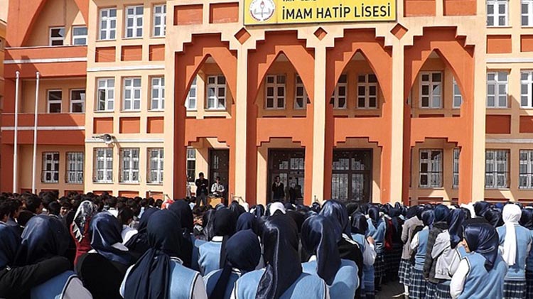 Ερντογάν: Νέα ένταση στο Αιγαίο – Η ισλαμική εκπαίδευση και το “εθνικό χρέος” της μουσουλμάνας γυναίκας να “γεννήσει Πορθητές”