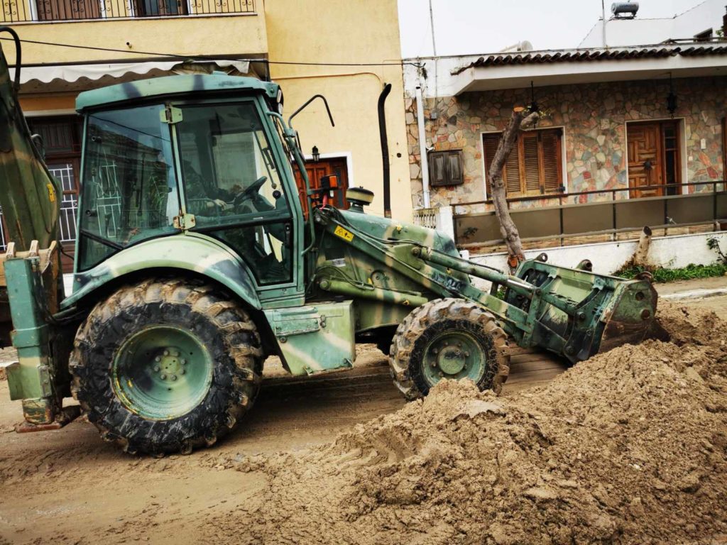 Ο Στρατός Ξηράς συνδράμει στην πληγείσα Σάμο