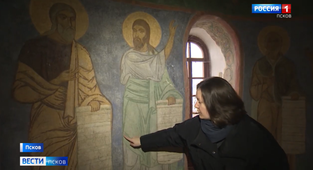 РЕСТАВРАТОРЫ ИССЛЕДУЮТ ФРЕСКИ XII ВЕКА В МИРОЖСКОМ МОНАСТЫРЕ В ПСКОВЕ