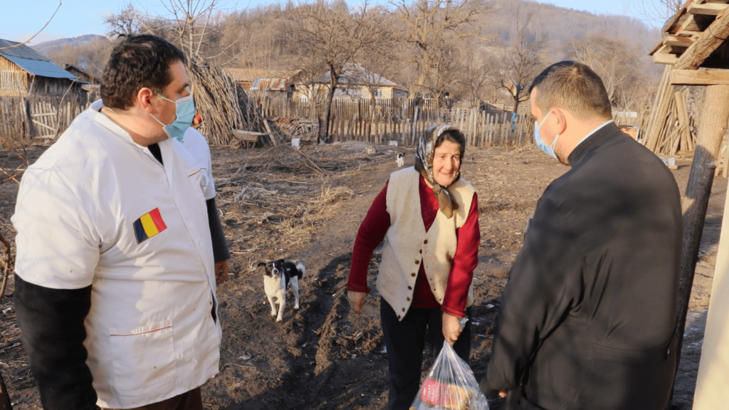 Voluntarii CMN au ajutat 36 de familii prahovene | „Ne descurcăm cum dă Dumnezeu”