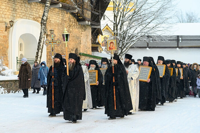 В Псково-Печерский монастырь вернули иконы, похищенные фашистами