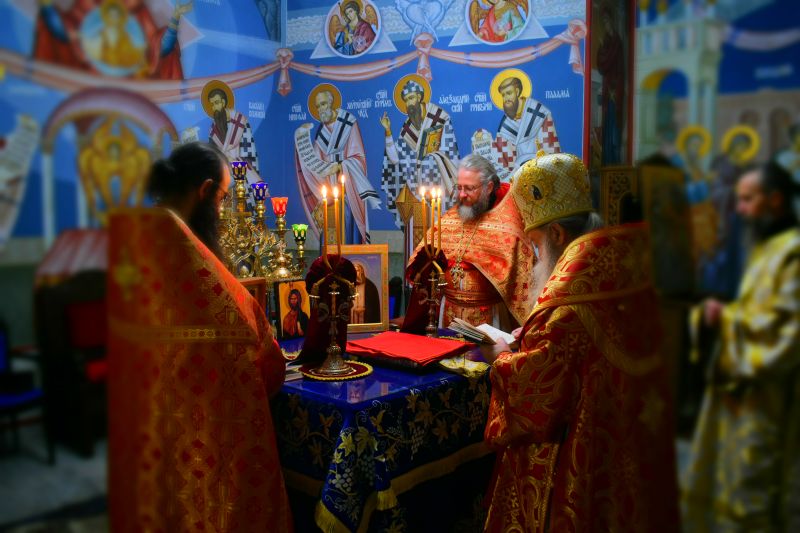 Архиерейска света Литургия в Ловеч