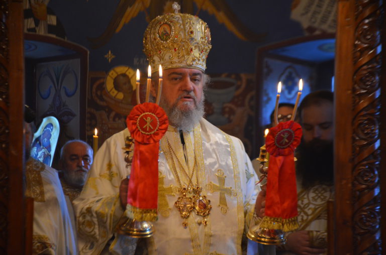 Владика Кирило на празник Света Три Јерарха богослужио у Доњем Острогу (ВИДЕО)