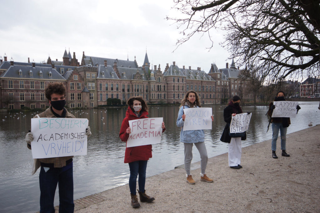 «Η Γενιά Ζ Τουρκίας στρέφεται κατά του Ερντογάν» – Οι φοιτητικές διαδηλώσεις, το νέο Σύνταγμα της χώρας και η Θεολογική Σχολή της Χάλκης
