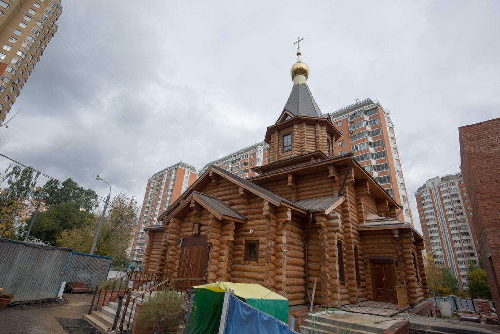 Завершено строительство крупнейшего деревянного храма Москвы