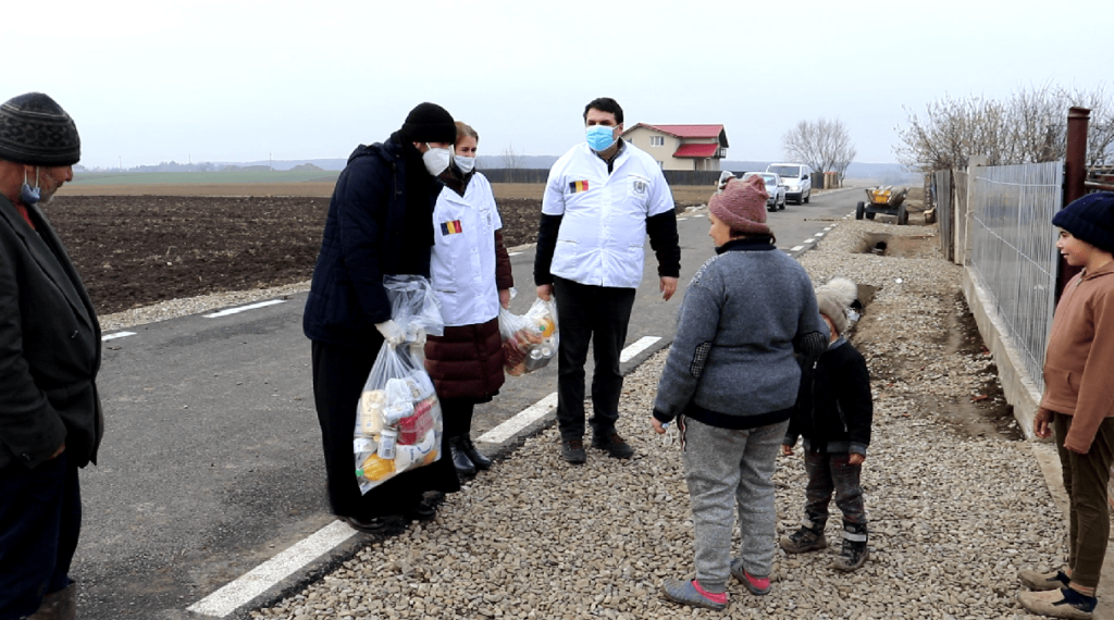 Voluntarii CMN au ajutat 24 de familii / „Copiii conștientizează că prin educație își pot depăși condiția actuală”