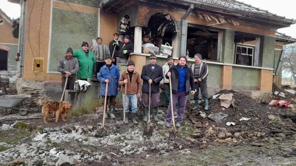 Ierarhii maramureșeni donează pentru casa distrusă de foc la Cuța