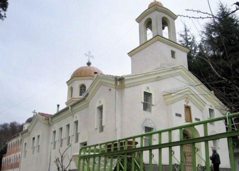 Десетки деца учат вероучение в петричкия храм