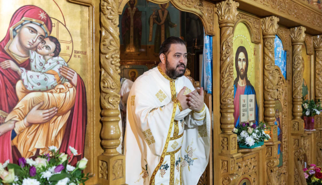 Dialog între o fetiță afectată de surdocecitate şi un preot: Roagă-l tu pe Hristos să mă ajute măcar cinci minute