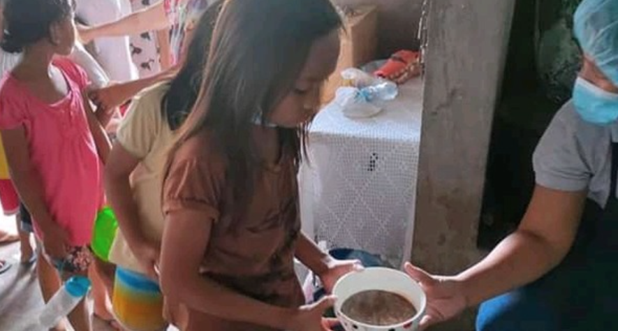Diocese of the Philippines and Vietnam organises hot meals for underprivileged children in Bacoor