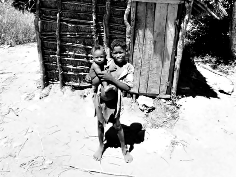 Γονείς, λέξη άγνωστη: Παιδιά που κρατούν μικρότερα παιδιά