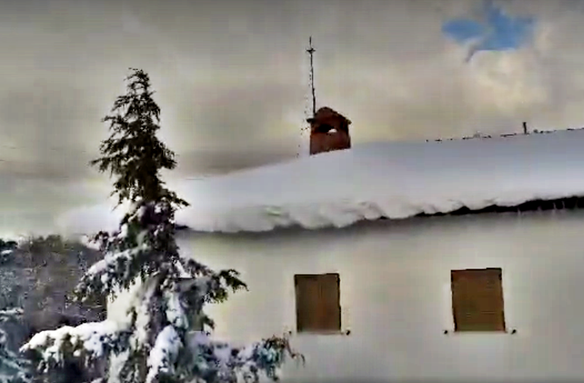 Η Ιερά Μονή Πεντέλης στα χρώματα του χιονιού (ΒΙΝΤΕΟ)
