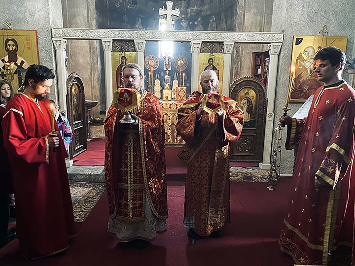 Литургија у манастиру Ђурђеви Ступови уз појање новооснованог хора „Младенци