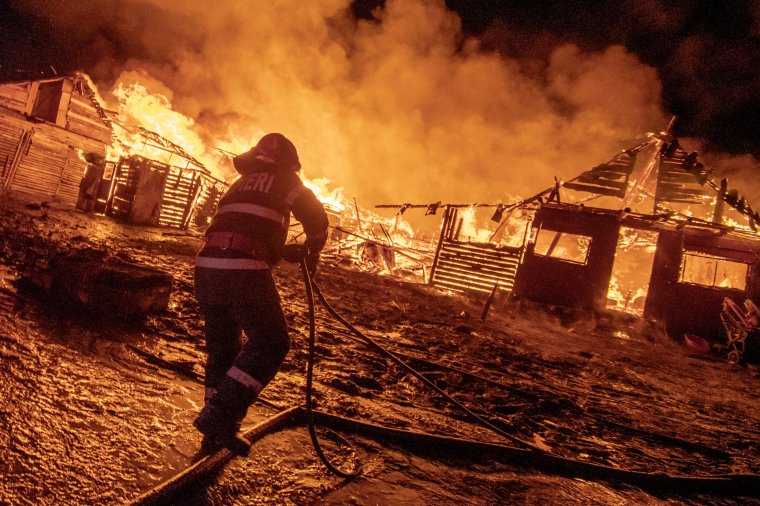 Episcopia Covasnei donează 10 tone de cartofi pentru romii afectaţi de incendiul din Miercurea Ciuc