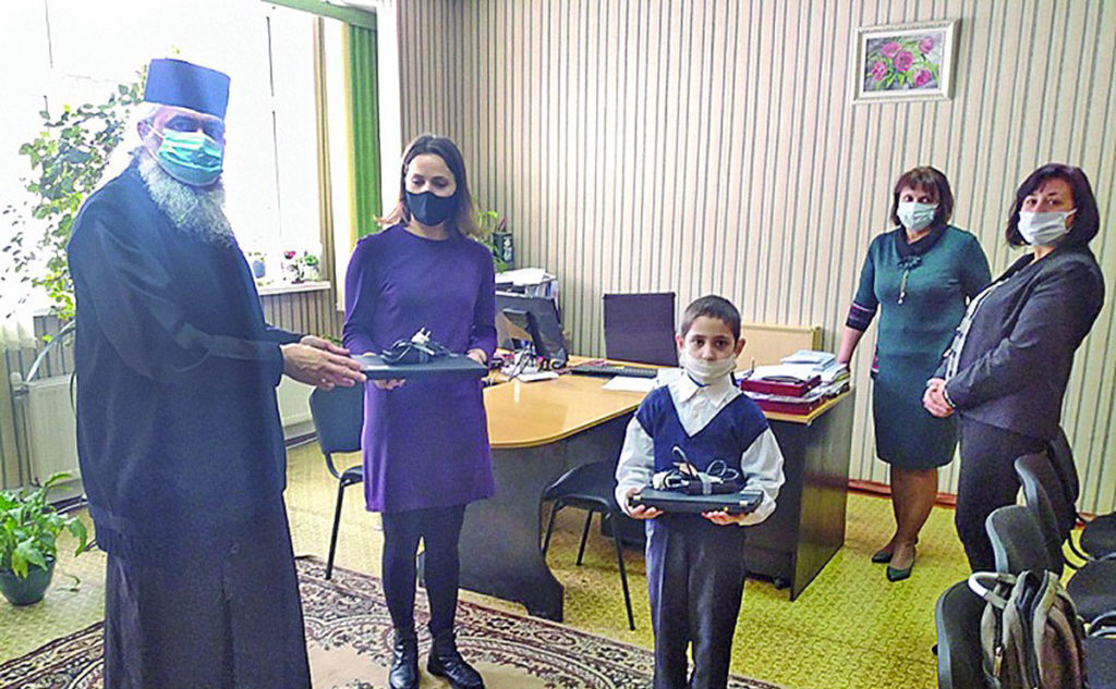 Laptopuri pentru elevi dăruite de Episcopia de Bălţi