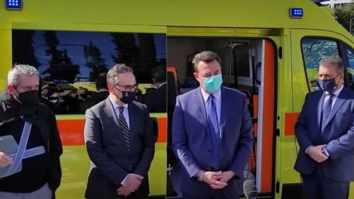 Δώδεκα ασθενοφόρα σε μικρά νησιά της χώρας