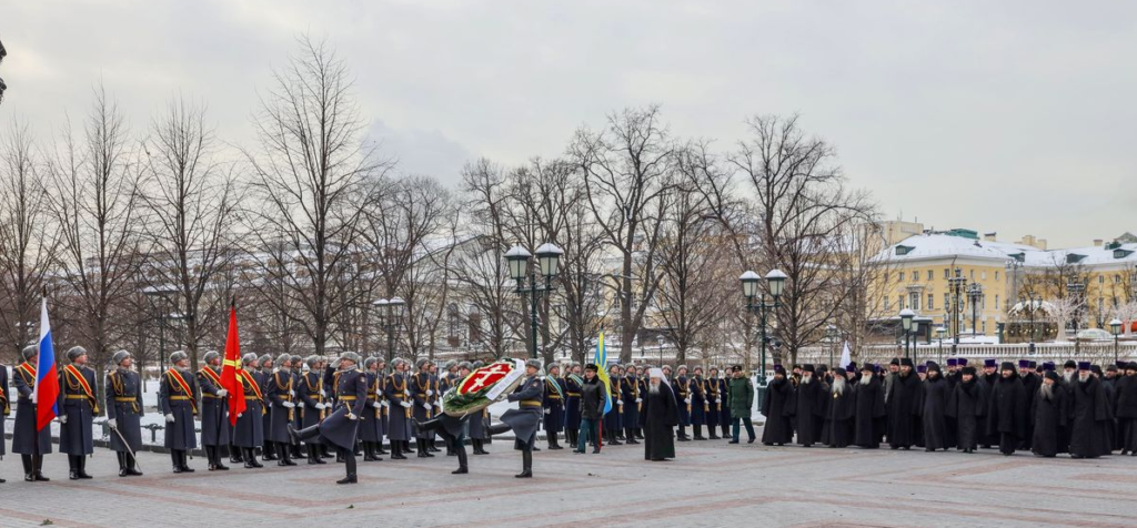 В День защитника Отечества митрополит Крутицкий Ювеналий возложил венок к могиле Неизвестного солдата у Кремлевской стены