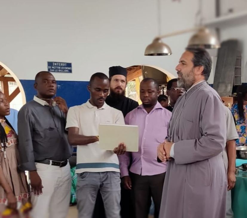 Δώρα αγάπης προσέφεραν οι πιστοί στον Μητροπολίτη Καμερούν