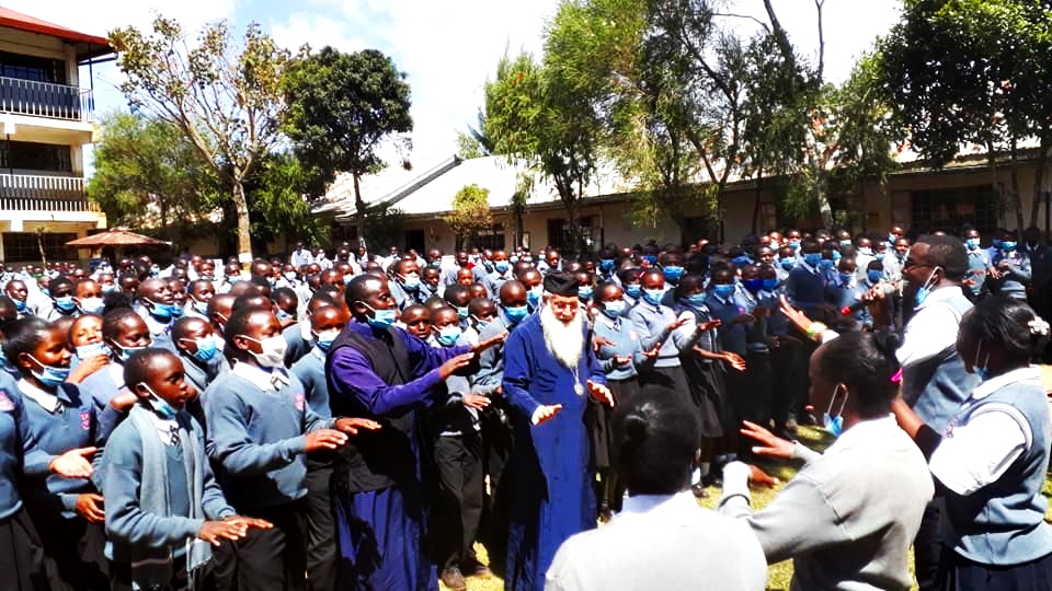 Ο χορός του Δεσπότη με τους μαθητές (ΦΩΤΟ)