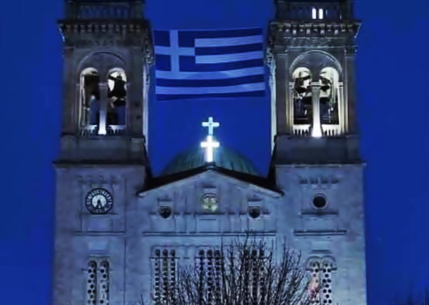 ΤΡΙΠΟΛΙΤΣΑ: Μια γιγαντιαία σημαία ανεμίζει στα καμπαναριά