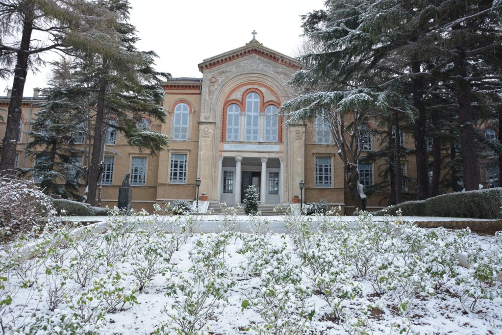 Στα λευκά “ντύθηκε” η Θεολογική Σχολή της Χάλκης