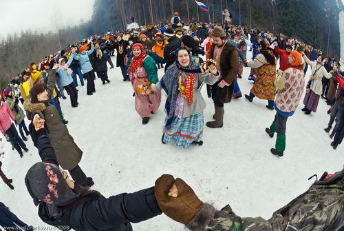 Православные христиане встречают Масленицу