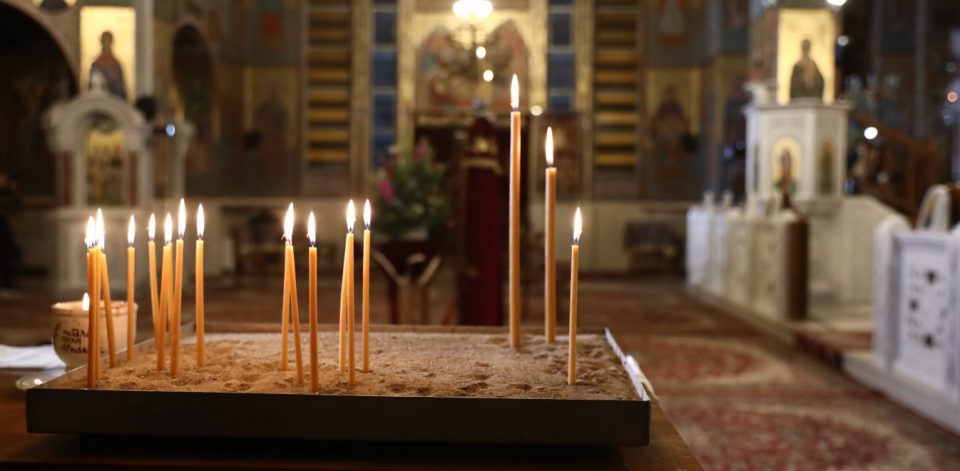 Με λιγοστούς πιστούς η Β’ Στάση των Χαιρετισμών στην Θεοτόκο – Τι θα ανακοινώσει σήμερα η κυβέρνηση