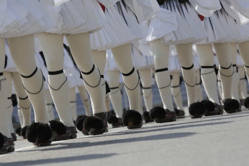 “Χτυπούν το τσαρούχι για να ακούνε οι Άγνωστοι νεκροί του Έθνους”