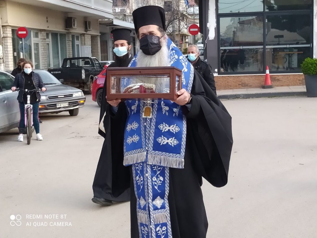 Λιτανεύοντας την αγάπη στην πληγωμένη Λοκρίδα…