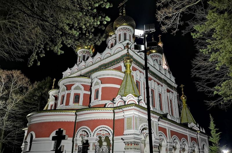 В навечерието на 3 март – Храм-паметник “Рождество Христово” грейна с ново осветление