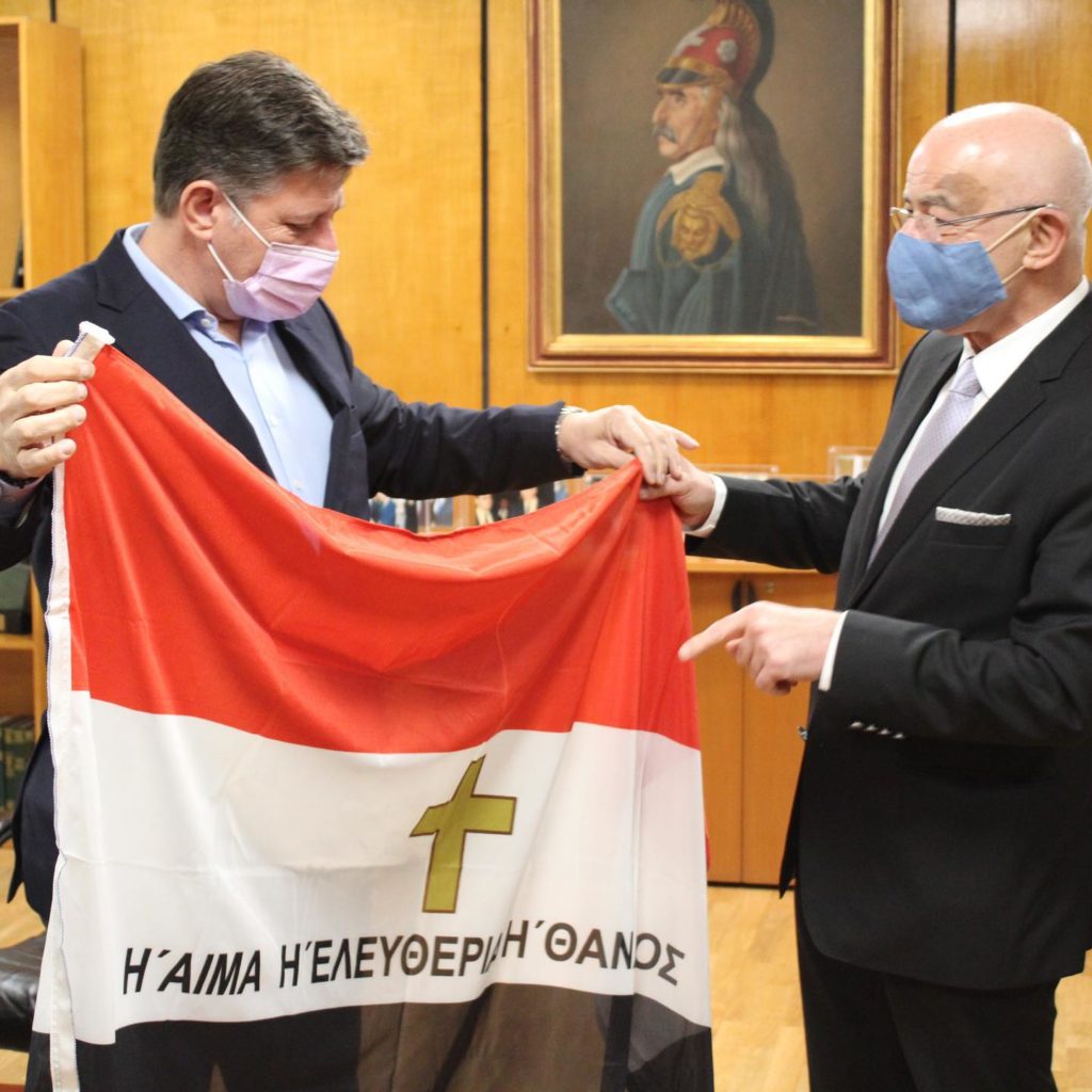 Δώρισε ιστορικές σημαίες ο Μ. Βαρβιτσιώτης στο Πολεμικό Μουσείο