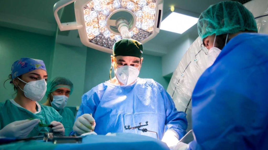 Dumnezeu a răspuns la rugăciuni: Andreea, fiica preotului din Miroslava, a ieșit din comă