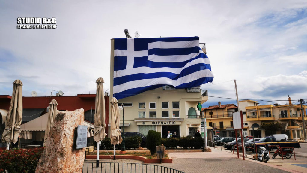 Μια τεράστια ελληνική σημαία ανεμίζει στην πλατεία της Νέας Κίου